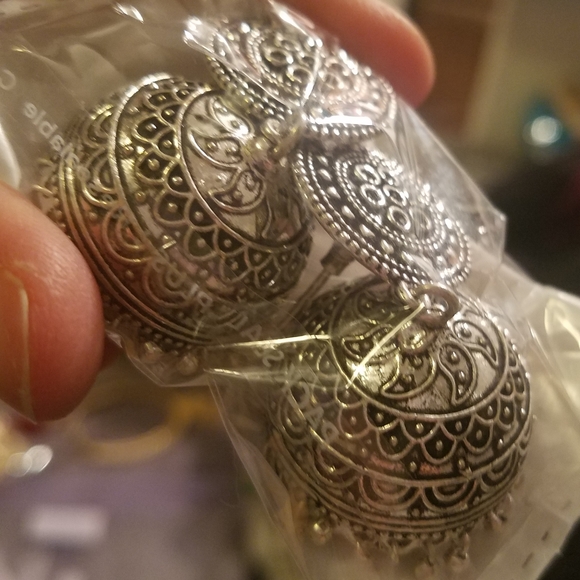 Silver pair of earrings for Indian celebration - Picture 2 of 3